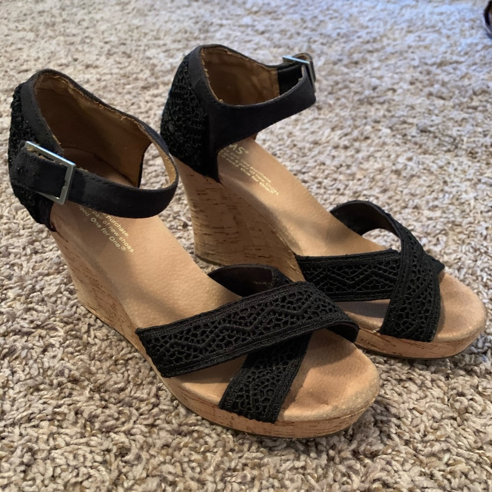 Tom’s black wedges